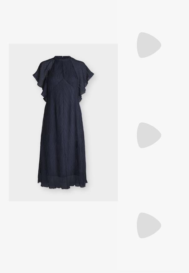Robe midi bleu marine texturée avec manches volantées, col montant et ourlet légèrement évasé, présentée sur fond blanc.; Chaussure à talon haut en cuir noir avec bout pointu et capuchon argenté métallique. Présente une finition lisse et un talon fin de 10 cm.; Sac à main en cuir noir avec un design plissé, une sangle unique, un cadre métallique argenté et deux grandes fermoirs ronds en argent.; Boucles d'oreilles créoles argentées avec un design de maillon de chaîne texturé. Les boucles sont arrondies avec une finition mate et se ferment par une attache à tige.