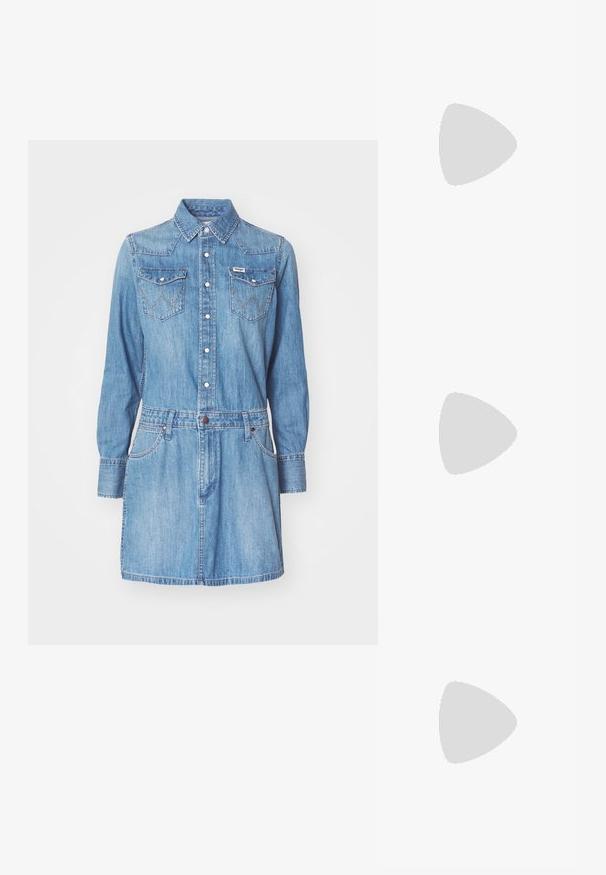 Lichtblauw denim overhemdjurk met een kraag, lange mouwen, twee borstzakken en een getailleerde taille. Heeft contrasterende stiksel en knopen.; Zwarte leren enkellaarzen met een hoge cilindervormige schacht, puntige neus en lage platte hak, met een gladde textuur en minimalistisch ontwerp.; Kleine zwarte glanzende handtas met twee lange hengsels en zijkant trekkoord details op een effen lichte achtergrond.; Een paar glanzende zilveren oorringen met dunne draadafsluitingen, getoond op een lichtgrijze achtergrond.