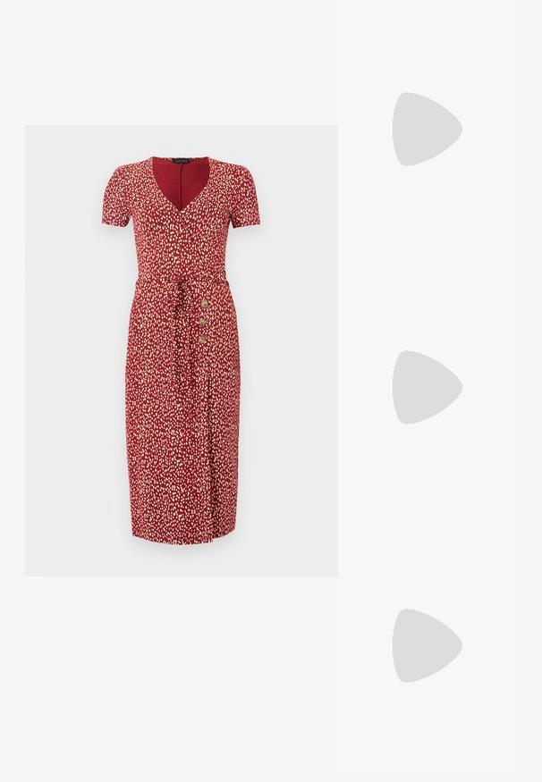 Robe midi rouge avec des taches blanches abstraites, manches courtes, décolleté en V, ceinture à la taille et trois boutons en bois sur le côté gauche.; Chaussure à talon haut marron à bout pointu avec des lanières fines à la cheville et une petite boucle sur un fond clair.; Sac à main en cuir marron foncé avec une fermeture éclair incurvée en haut et une fine bandoulière avec des fermoirs dorés sur un fond uni.; Boucles d'oreilles en métal doré avec une forme lisse et arrondie et une finition polie. Design simple sans embellissements supplémentaires.