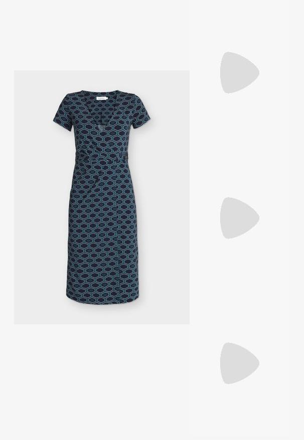 Robe midi bleu marine à manches courtes, col en V et motif géométrique hexagonal bleu sarcelle et bleu clair.; Talons slingback en cuir verni bourgogne avec un bout arrondi, un talon fin et haut, et une sangle ajustable. Texture douce avec finition brillante.; Sac à épaule en cuir noir avec double anses attachées par des anneaux et rivets dorés, surface lisse et légèrement brillante, design simple.; Boucle d'oreille en argent avec une finition polie, présentant de petits détails en or et de forme ronde, portée sur le lobe.