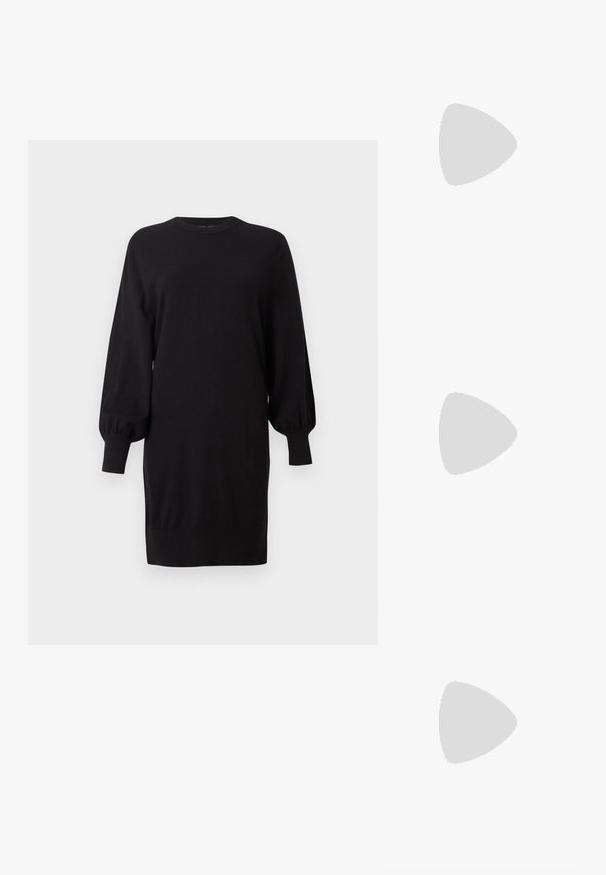 Zwarte trui-jurk met lange mouwen, ballonmouwen en geribde manchetten, ronde hals en rechte zoom, weergegeven op een effen achtergrond.; Zwarte kniehoge laars van soepel leer met een chunky zool en een lichte hak. Voorzien van trekbanden en elastische zijpanelen voor gemakkelijk aan- en uittrekken.; Zwart leren handtas met een driehoekige vorm, schuine klep en een ronde handgreep. Heeft een gladde textuur en minimalistische ontwerpelementen.; Pilgrim Oorbellen - gold-coloured
