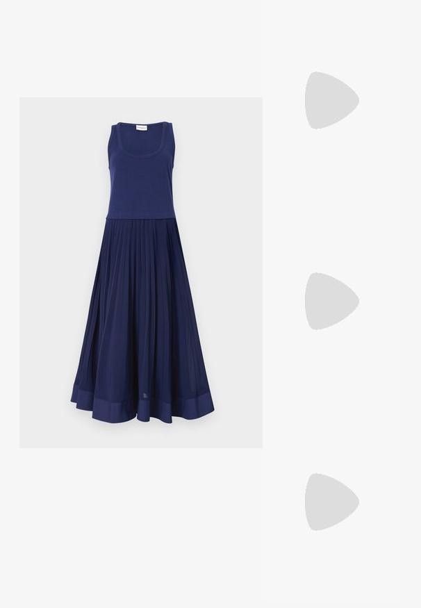 Mørkeblå kjole med tætsiddende top og plisseret skirt. Lavet af blødt stof med en glat overflade. Nederkanten har et solidt mørkeblåt bånd.; Sort spids tå sko med lav hæl, rynket overdel og tynd ankelrem med spænde, vist i sideprofil på hvid baggrund.; Sort læderhåndtaske med opsamlet design, en enkelt rem, sølv metalramme og to store runde sølv lukninger.; Chunky guld hoop øreringe med et let snoet, rørformet design og postsystem bagpå, på en hvid baggrund.