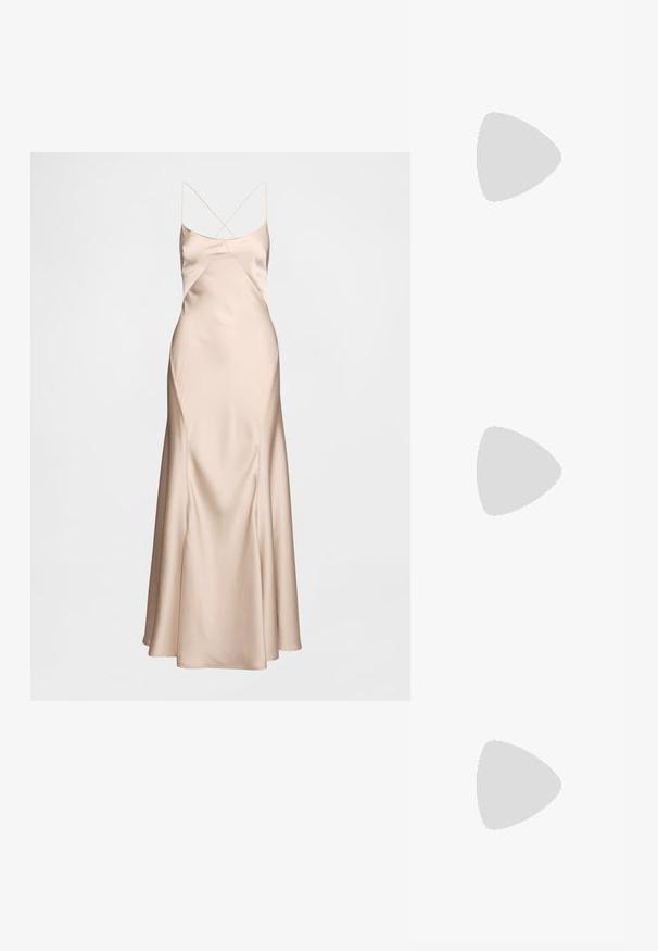 Beige aftenkjole i satin med spaghettistropper, der har en tætsiddende overdel, draperet silhuet og en udvidet kant. Glat tekstur med en diskret glans.; Hvide højhælede sandaler med stropper, glat overflade, justerbar ankelstrop og en tynd stiletto hæl. Enkel og minimalistisk design.; Silketørklæde med en lyserød kant, der har et tæt mønster af pastelfarvede blomster og små farverige fugle spredt over stoffet.; Rektangulær lavendel clutch lavet af tekstureret materiale med glatte kanter. Har en sølv spænde lukning på toppen.