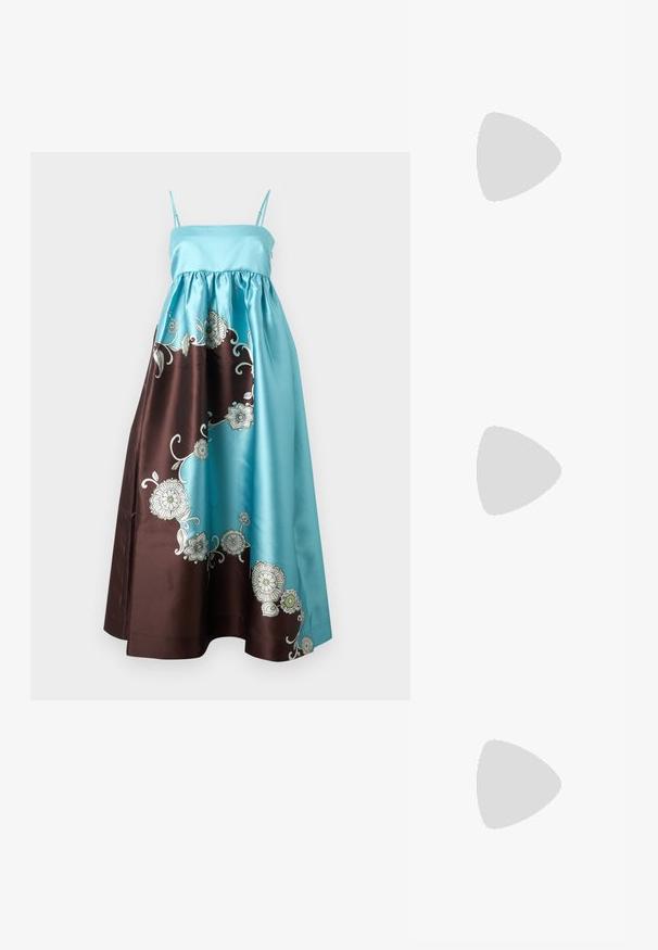 Satin maxi-jurk met een aansluitende turkooise corsage, een bruine rok met witte bloemenborduursels en dunne verstelbare schouderbandjes.; G glanzende donkerbruine mule met spitsen neus en hoge hak met een smalle band over de wreef op een effen witte achtergrond.; Geplooide beige leren clutch met een zilveren metalen frame, voorzien van twee ronde decoratieve sluitingen en een zilveren kettingriem.; Zilveren oorringen met parel- en kristalaccenten, met een gestructureerd oppervlak en een veilige postsluiting.