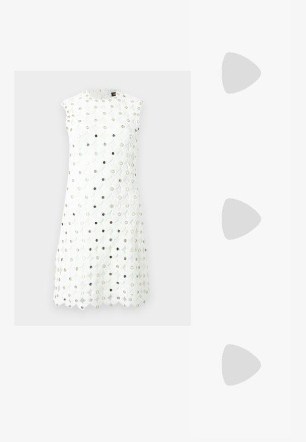 Robe blanche sans manches avec motif en dentelle florale et petits œillets métalliques ronds répartis uniformément sur le tissu.; Sandales à strapes en cuir verni noir avec un bout carré et un petit talon carré. Présente des accessoires en métal doré et des brides de cheville réglables.; Petit porte-monnaie en tissu à fermoir avec broderie florale en perles, cadre métallique et bandoulière chaîne argentée sur un fond uni clair.; Longs boucles d'oreilles en argent avec un groupe de strass au sommet et des rangées de petites strass suspendues en dessous.