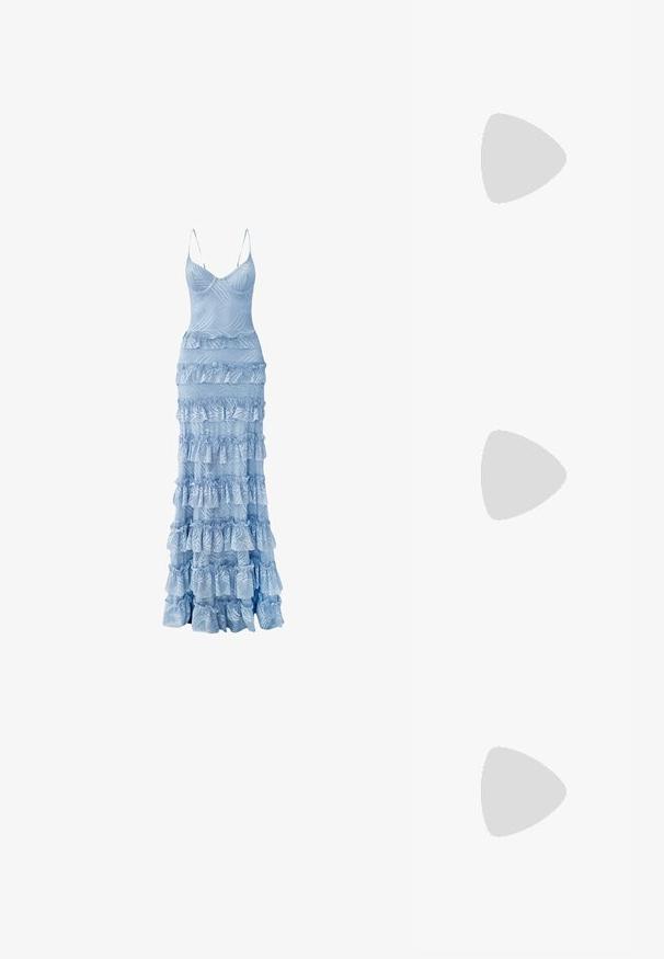 Vestido maxi azul claro con un corsé ajustado, tirantes finos y volantes en cascada a lo largo de la falda, con patrones texturizados en forma de olas.; Sándal de tacón alto plateado con tiras finas, adornado con strass, con un diseño elegante y una punta afilada.; Clutch en tono plata con forma de lazo adornado con strass claros y un cierre de cristal en la parte superior.; Pendientes de tono plateado que presentan múltiples piedras de cristal transparente en formas de lágrima y marquesa, con cierres de palanca y un detallado intrincado.