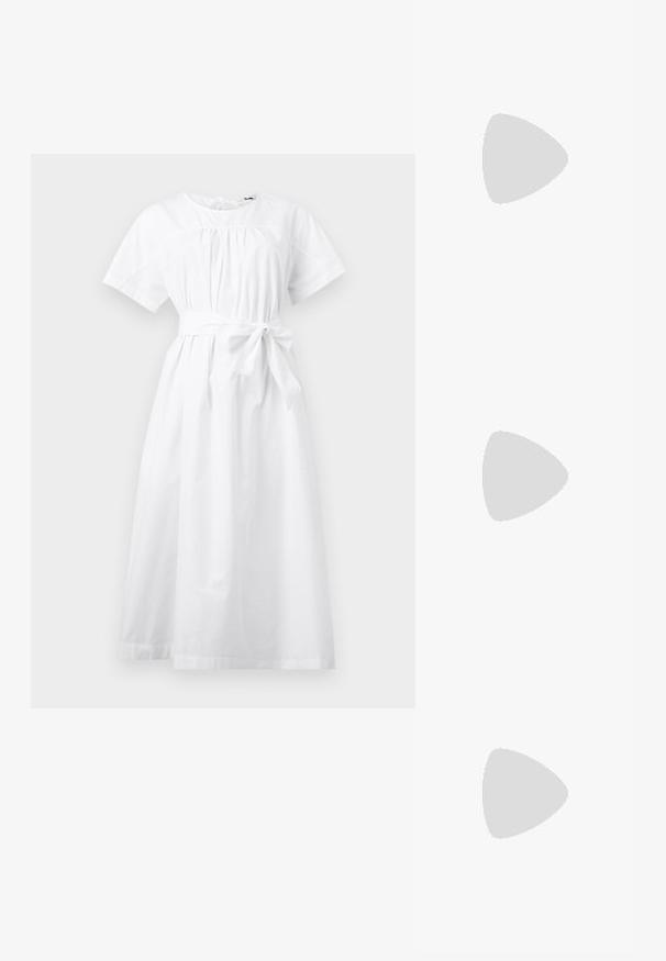 Robe midi blanche à manches courtes avec taille froncée, encolure ronde et nœud ceinture à la taille, présentée sur un fond uni.; Escarpin slingback en cuir verni noir avec bout pointu et talon de hauteur moyenne, doté d'un accent métallique près du talon.; Pochette en cuir beige plissé avec un cadre en métal argenté, dotée de deux fermoirs ronds décoratifs et d'une chaîne en argent.; Boucles d'oreilles créoles en or massif avec un design tubulaire légèrement tordu et des fermoirs à tige sur un fond blanc.
