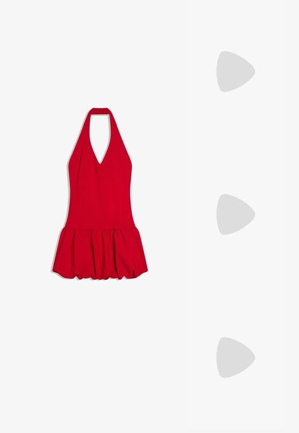 Robe rouge à col licou avec un profond décolleté en V et une jupe évasée froncée, modèle sans manches avec un corsage ajusté.; Sandale en cuir rouge à talon bas avec fines lanières sur les orteils et une bride de cheville avec boucle, vue de côté sur fond blanc.; Lunettes de soleil rectangulaires noires avec des montures épaisses et des verres teintés marron, vues de face sur un fond blanc.; Petit sac à main noir brillant avec deux longues anses et des détails à cordon sur les côtés sur un fond clair uni.