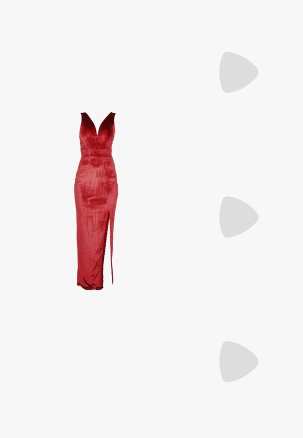 Robe en velours rouge avec un décolleté en V profond, un corsage ajusté et une fente latérale. Le design présente une texture lisse et une bordure en dentelle à l'ourlet.; Sandales noires à talons hauts avec un orteil ouvert, des fines lanières et une boucle à la cheville. Texture en cuir lisse avec un design de forme pointue.; Pochette texturée noir et blanc de forme arrondie, avec une chaîne en métal argenté et un fermoir en métal en haut.; Boucles d'oreilles créoles en argent avec trois bandes semi-circulaires superposées, dont une ornée de petits cristaux clairs sur un fond clair.