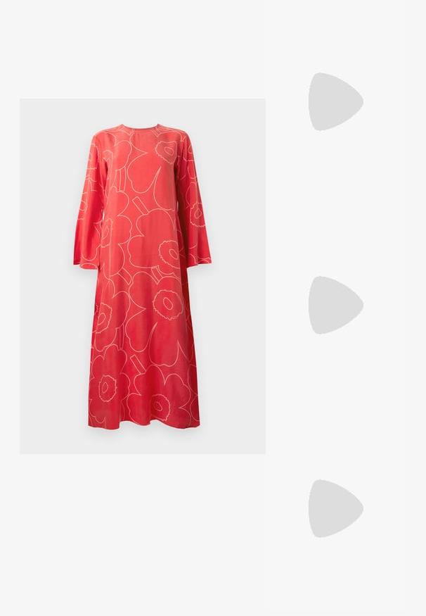 Rød langærmet maxikjole med stort lyst pink abstrakt blomstermønster og rund halsudskæring mod hvid baggrund.; Sort mule med åben tå, bredt læderoverdel og chunky blokhæl, vist i profil mod hvid baggrund.; Lilla tekstureret læder skuldertaske med en buet klap og justerbar sort rem på en ensartet lys baggrund.; Guld stud øreringe med en glat, rund form og blank overflade; har et lille stift til sikker fastgørelse.