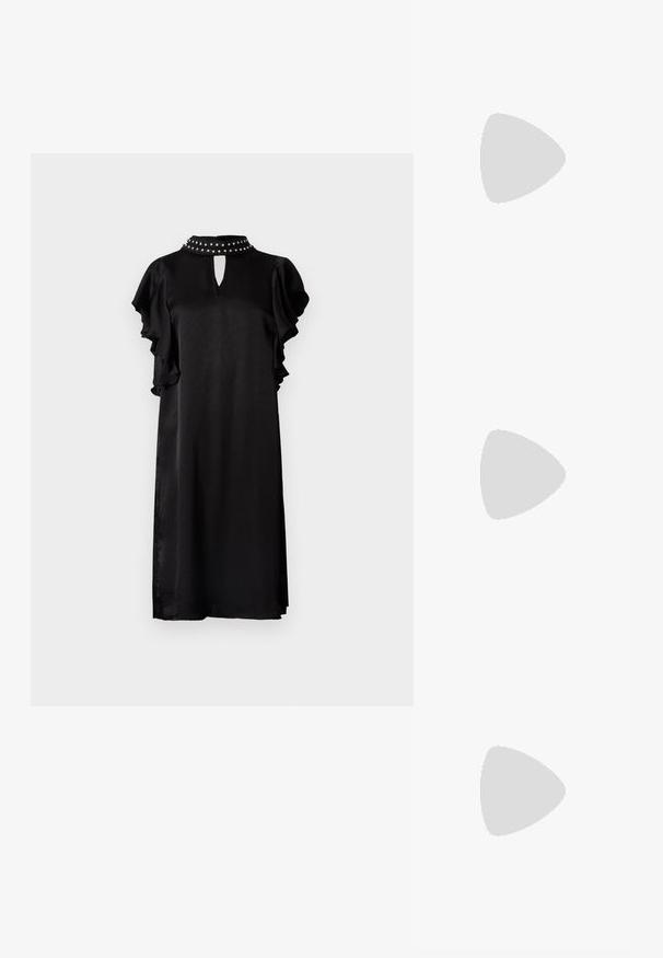 Robe en satin noir avec manches courtes à volants, encolure en forme de goutte d'eau et col clouté. Texture lisse, longueur au genou et coupe décontractée.; Sandale à talon haut en cuir verni noir avec bout ouvert et fine bride à la cheville avec boucle sur fond blanc.; Sac à main en osier noir en forme de coquille Saint-Jacques avec un dessus courbé et une texture tressée sur un fond uni.; Boucles d'oreilles en métal argenté avec un design ondulé et sculptural, présentant une finition polie et des formes irrégulières, mettant en valeur une esthétique contemporaine.