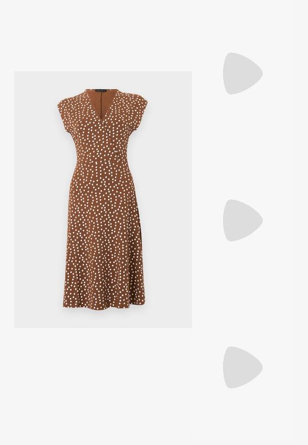 Robe midi marron à pois blancs, style portefeuille col en V, manches courtes, taille cintrée, présentée sur un fond uni.; Simmi London DALA - Escarpins - black; Even&Odd Lunettes de soleil - black; Sac à main en cuir noir avec texture crocodile, forme rectangulaire, rabat incurvé et poignée courte sur le dessus.