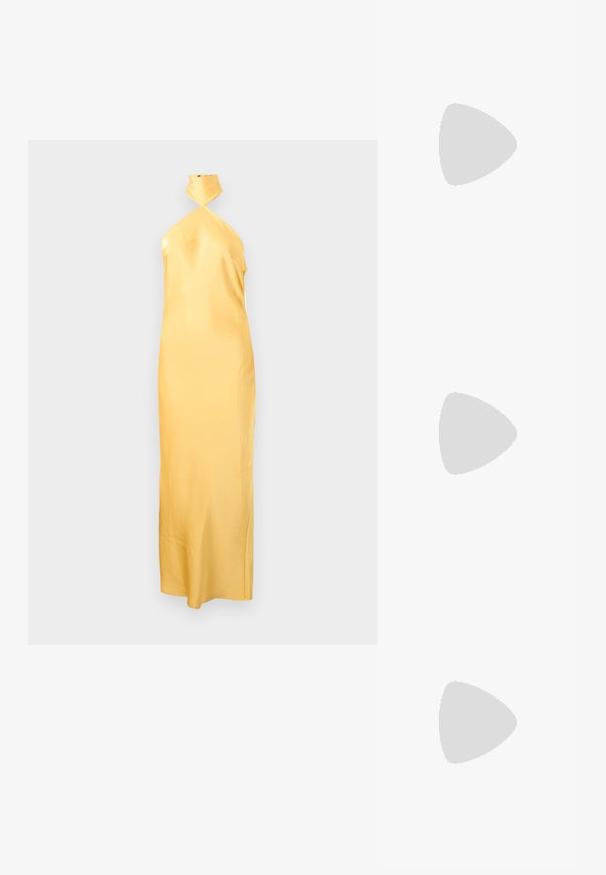 Μακρύ σατέν φόρεμα με halter neck σε ανοιχτό κίτρινο χρώμα, με εφαρμοστή σιλουέτα και μήκος μέχρι τον αστράγαλο, σε μονόχρωμο φόντο.; Μαύρη πατέντα δερμάτινη γόβα slingback με μυτερή μύτη, λεπτό ψηλό τακούνι και διπλή ελαστική ζώνη για ασφαλή εφαρμογή. Λοξό, γυαλιστερό επιφάνειο.; Μαύρη δερμάτινη τσάντα χειρός με στρογγυλεμένο σχήμα, διακοσμημένη με ασημένιες λεπτομέρειες με καρφιά και κοντή λαβή. Λείο υλικό και κλείσιμο με φερμουάρ.; Ασημένια σκουλαρίκια κρίκοι σε σχήμα αστεριού με λείο, γυαλιστερό φινίρισμα σε απλό λευκό φόντο.