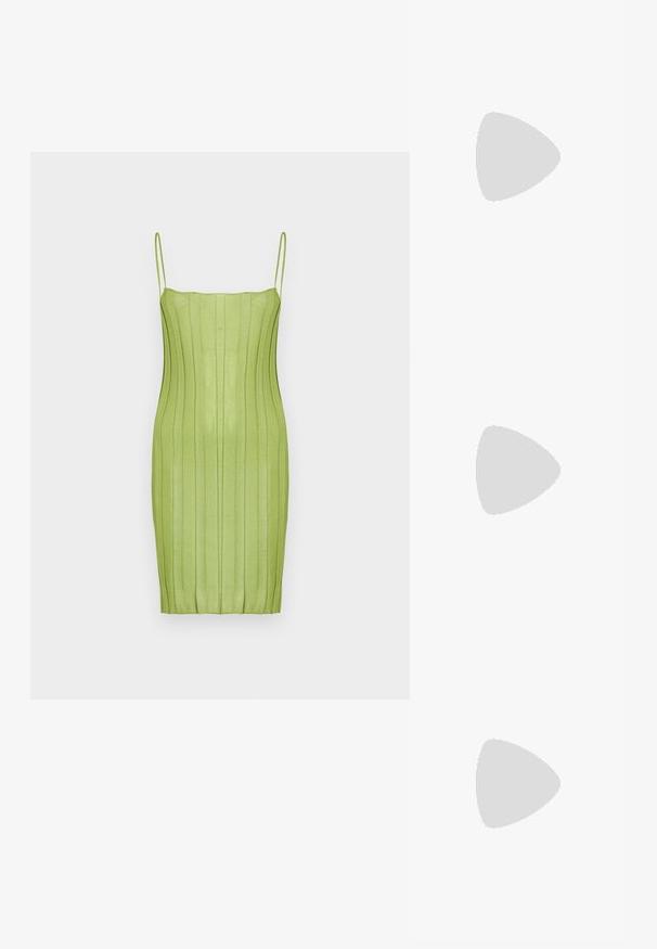 Πράσινο ριγέ φόρεμα bodycon με λεπτές τιράντες, διαθέτοντας κατακόρυφες ρίγες, εφαρμοστή σιλουέτα και απαλό υλικό.; Μαύρη λουστρίνι σανδάλι με τρεις λωρίδες, πόρπη στον αστράγαλο και τακούνι στιλέτο 10 εκ. Διαθέτει χρυσά μεταλλικά στοιχεία και λογότυπο.; Μαύρη ορθογώνια δερμάτινη τσάντα χιαστί με ρυθμιζόμενο λουράκι ώμου, επάνω φερμουάρ και μικρό χρυσό λογότυπο Calvin Klein στο μπροστινό μέρος.; Δύο γυαλιστερά χρυσά σκουλαρίκια σε κυρτή σχεδίαση, με πορτοκαλί λεπτομέρειες κοντά στον στύλο, κόντρα σε λευκό απλό φόντο.