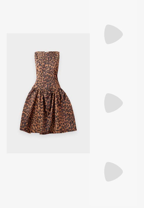 Robe à imprimé léopard avec un corsage ajusté sans bretelles et une jupe évasée. Fabriquée en tissu lisse avec une finition brillante et une taille élastiquée.; Sandale à talons hauts noire à fines lanières avec des accents de perles dorées sur un talon aigu à bout pointu.; Pochette en cuir marron avec un fermoir à boule en argent et un petit détail en chaîne argentée sur fond blanc.; Boucles d'oreilles créoles en or massif avec un design tubulaire légèrement tordu et des fermoirs à tige sur un fond blanc.