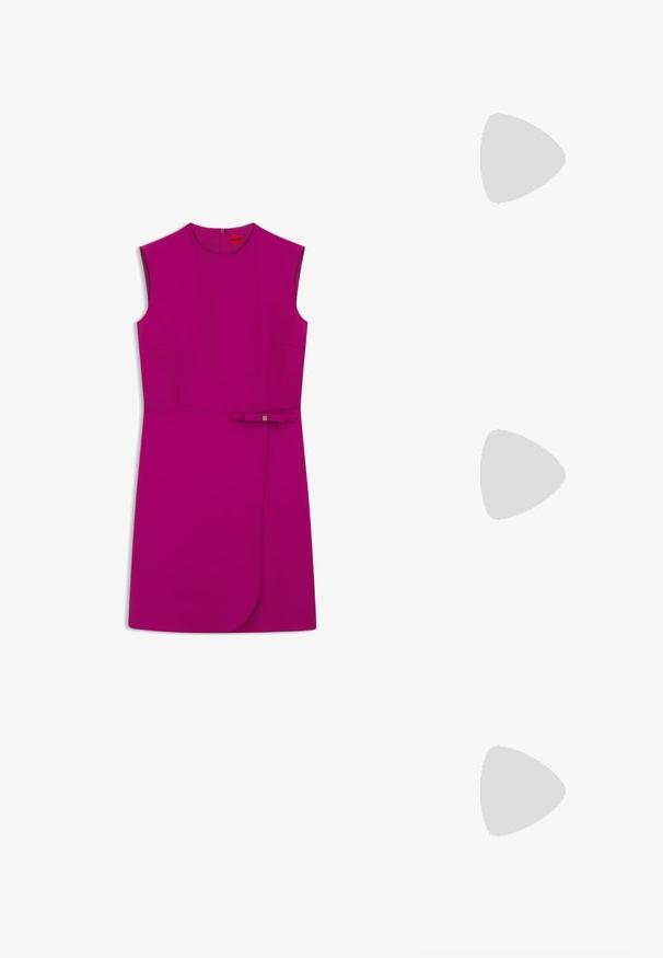 Robe magenta sans manches avec encolure ronde, taille cintrée, jupe superposée asymétrique et petit nœud assorti à la taille.; Chaussure à talon haut en cuir noir avec un bout pointu, texture lisse et un talon effilé. Design minimaliste, sans embellissements supplémentaires.; Mini sac à bandoulière en cuir noir avec une fine bandoulière et un petit logo CK doré au centre avant.; Boucles d'oreilles en acrylique transparent avec accents dorés, présentant un design incurvé et un fermoir transparent. Texture lisse, style minimaliste.
