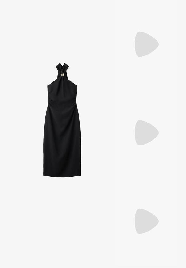 Robe noire de style halter avec un col noué et un accent en métal doré sur la poitrine, présentant une silhouette ajustée et une texture lisse.; Sandale noire à talon haut avec bout ouvert, dotée d'une tige de botte en cuir synthétique souple montant jusqu'au milieu du mollet.; Lunettes de soleil aviateur noires oversize avec des verres teintés foncés, affichées sur fond blanc.; Sac à main en cuir noir brillant avec deux poignées, poche avant zippée et bandoulière amovible sur fond blanc.