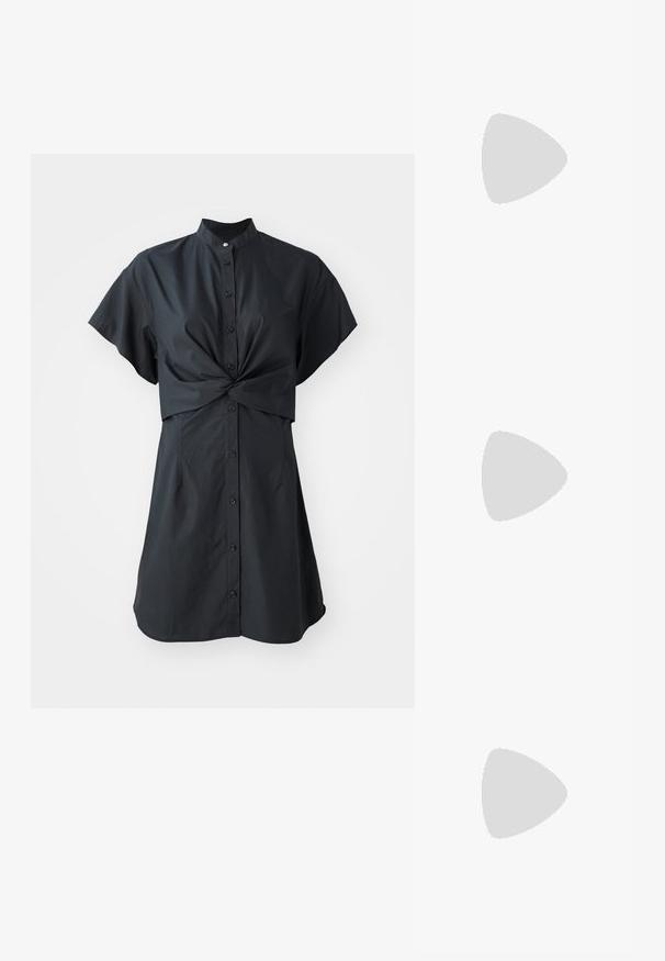Zwart, jurk met korte mouwen en een kraag, met een voorste twistdetail en knoopsluiting, gemaakt van een gladde, lichte stof.; Hoge zwarte leren laars met afgeronde neus, lage stevige hak en gestikte zool, getoond in zijaanzicht op een effen achtergrond.; Zwarte leren handtas met een zachte driehoekige vorm en een zilverkleurige metalen sluiting op een effen witte achtergrond.; Set gouden creolen met sierlijke bloem- en bladreliëf op een neutrale achtergrond.