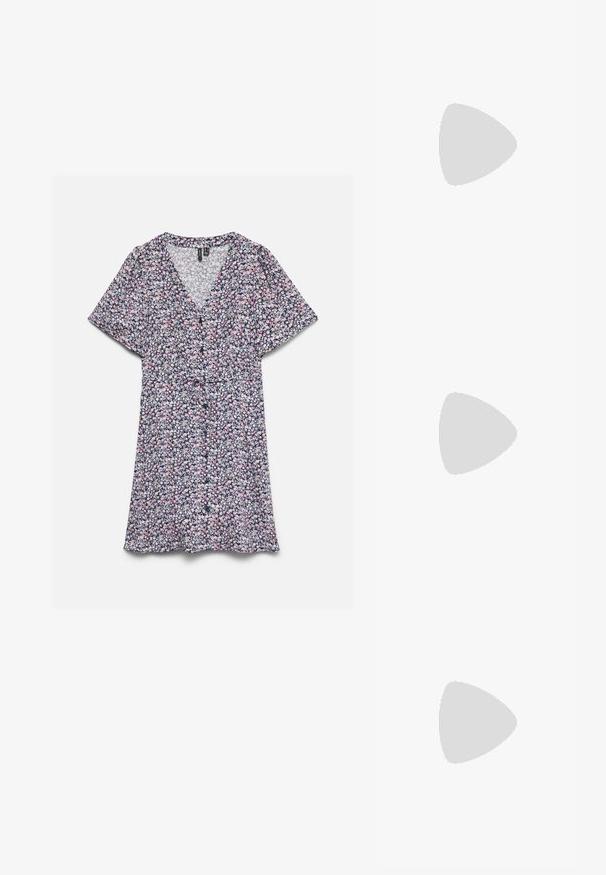 Robe à manches courtes en V avec un petit motif floral rose, blanc et noir et un détail ceinture à la taille sur fond blanc.; Ballerines en cuir blanc avec bout pointu, bride à la cheville et petit talon noir. Texture lisse avec des accents minimaux.; Femme portant un chemisier à motif noir et blanc tenant un sac à main rouge brillant sur un fond uni.; Boucles d'oreilles argentées en forme d'étoile, avec une surface lisse et brillante. Chaque boucle d'oreille possède cinq pointes et des détails subtils de texture de surface.