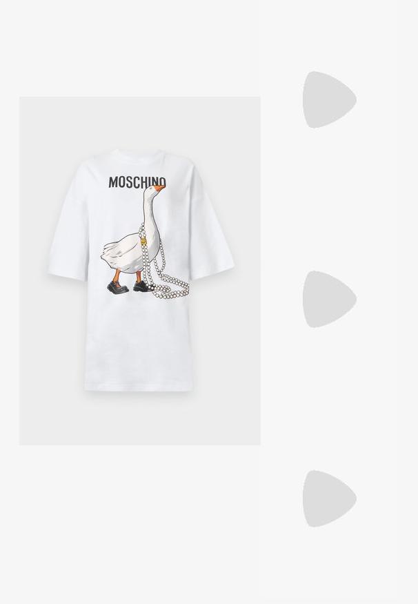 Λευκό βαμβακερό φαρδύ t-shirt με ένα κινουμένων σχεδίων χήνα που φοράει μαύρα παπούτσια και κολιέ με πέρλες, με το κείμενο «Moschino» από πάνω.; Μαύρο γυναικείο παπούτσι με ανοιχτή φτέρνα, λεπτό στιλέτο τακούνι και μυτερή μύτη, με το κείμενο "LOVE MOSCHINO" στο λουράκι και την άκρη.; Μαύρη τσάντα Moschino με χρυσά μεταλλικά μέρη, αποσπώμενο ιμάντα ώμου με λογότυπο και καμπύλη λαβή σε απλό φωτεινό φόντο.; Κόκκινη καρδιά σε σχήμα τσιμπιδάκι για τα μαλλιά με γυαλιστερό φινίρισμα, που διαθέτει μεταλλικό κλιπ με χρυσό τόνο και χαραγμένη επιγραφή "Moschino". Υφή στην επιφάνεια και λείες άκρες.