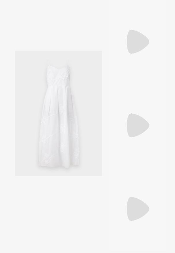 Robe longue blanche sans manches avec bretelles spaghetti et broderie florale subtile sur le corsage et la jupe.; Ballerines en cuir noir avec un bout rond, texture lisse, détails de couture minimalistes et design de semelle flexible.; Porte-monnaie en cuir noir avec texture froncée, cadre en métal argenté, fermeture à verrouillage kiss-lock et bandoulière en chaîne. Surface lisse et douce.; Boucles d'oreilles en clip argentées avec un design en spirale, présentant une texture métallique lisse et des formes arrondies. Pas d'embellissements ou de motifs visibles.