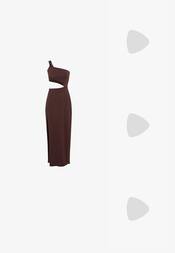 Καφέ φόρεμα με έναν ώμο και λεπτομέρεια cut-out, εφαρμοστό σχέδιο και πλάγιο φερμουάρ. Κατασκευασμένο από λείο ύφασμα με ψηλή σκίσιμο για επιπλέον λεπτομέρεια.; Καφέ σανδάλι με ψηλό τακούνι, λεπτά σταυρωτά λουριά και λουράκι στον αστράγαλο με ασημένιο πόμολο σε λευκό φόντο.; Καφέ πατεντωμένη δερμάτινη τσάντα σε ορθογώνιο σχήμα, με δύο μακριές λαβές και λεπτές καμπύλες λεπτομέρειες στο μπροστινό μέρος.; Ζευγάρι λαμπερά χρυσά σκουλαρίκια με διπλό βρόχο και πίσω κούμπωμα σε λευκό φόντο.