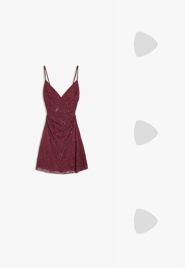 Ærmeløs bordaurød kjole med tynde stropper, V-halsudskæring, blomstrede palietmønstre og en let gathered talje på en hvid baggrund.; Slingback højhælet sko i glat mørkebrun patenteret læder, spids tå, åbne sider og justerbar ankelrem.; Bordeaux solbriller med rektangulære rammer, gradientlinser og slanke arme. Materialet har en glat, blank overflade.; Mørkebrunt blankt læderhåndtaske med lange, tynde håndtag og en struktureret rektangulær bund på en ensfarvet lys baggrund.