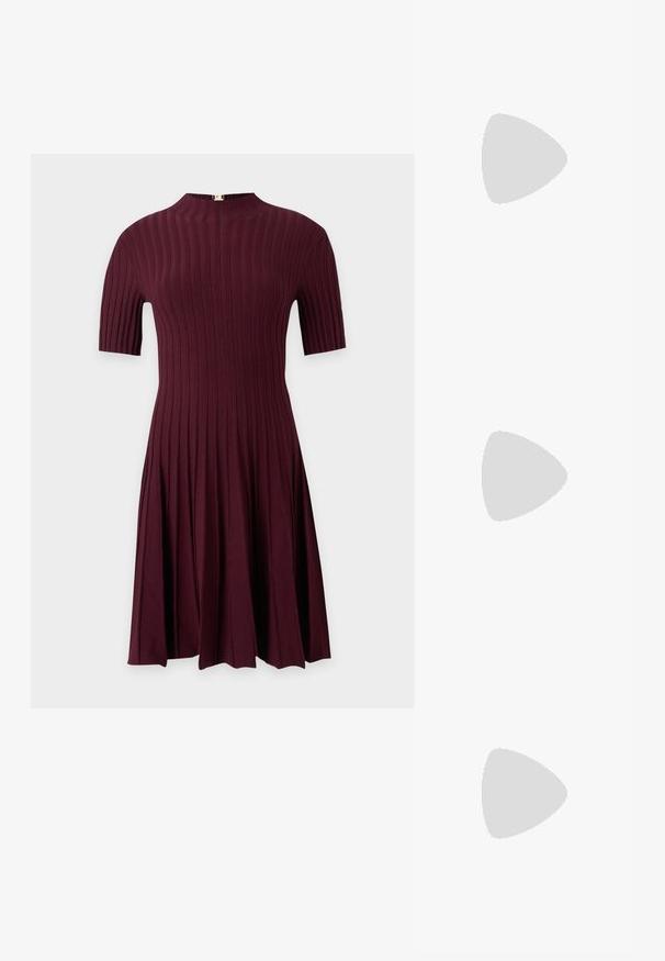 Robe bordeaux mi-longue à manches courtes avec motif en maille côtelée verticale et col montant sur fond uni.; Sandale à talon haut noire avec une bride étroite à la cheville, bout carré, cuir lisse et accent de boucle métallique.; Sac à bandoulière en cuir noir Michael Kors avec fermeture éclair supérieure, poche avant zippée en diagonale, poche à rabat avec bouton-pression et détail en chaîne argentée.; Une paire de boucles d'oreilles créoles en argent poli, chacune ornée d'un charme en forme de boule ronde en argent suspendu en bas.