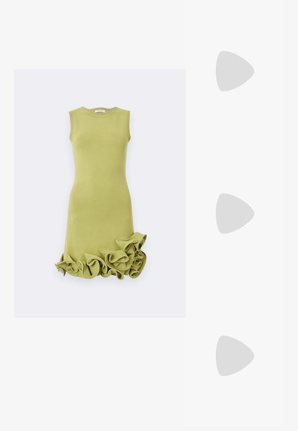 Robe cintrée sans manches vert clair avec encolure ronde et détails à volants sur l'ourlet.; Chaussure slingback en cuir verni noir à petit talon, bout pointu et bride réglable avec boucle dorée sur fond blanc.; Un cardigan en maille noir, un haut blanc, une jupe en denim avec un motif de diamants bleus et noirs, un sac à main noir et des sandales à enfiler beiges.; Boucles d'oreilles en clip argentées avec un design en spirale, présentant une texture métallique lisse et des formes arrondies. Pas d'embellissements ou de motifs visibles.