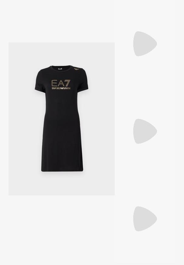 Čierne šaty vyrobené z mäkkej látky, s krátkymi rukávmi, okrúhlym výstrihom a zlatým logom s nitmi na prednej strane a na pleci.; Biely nízky teniska z textúrovaného kože, s hrubou platformovou podrážkou a šnurovaním, zobrazená zboku na jednoduchom pozadí.; Čierna kožená taška na zápästie so strieborným zipsom a krátkym uchom, vyrazené logo Emporio Armani Milano 1981 na prednej strane.; Strieborné kruhové náušnice s hladkým, lesklým povrchom. Kruhový tvar s malým detailom sponky na zapínanie. Minimalistický dizajn, ľahké.