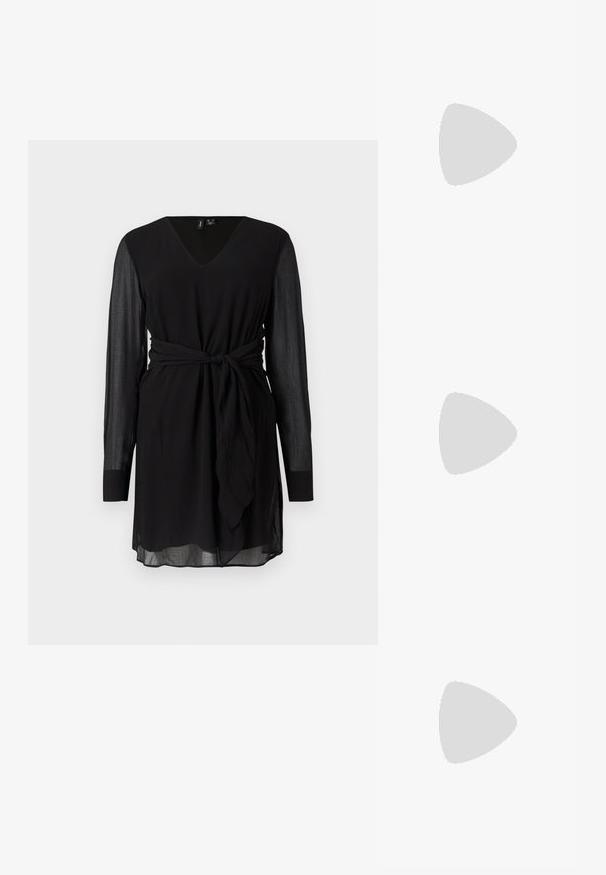 Zwart lange mouw jurk met V-hals, doorschijnende mouwen en een tailleband, gepresenteerd op een plain witte achtergrond.; Zwarte lakleren slingback schoen met spitse neus en lage schuine blokhak op een effen lichte achtergrond.; Kleine zwarte glanzende handtas met twee lange hengsels en zijkant trekkoord details op een effen lichte achtergrond.; Zilveren stervormige oorbellen met een gepolijste, glanzende afwerking. Elke oorbel heeft vijf punten en subtiele textuurdetails op het oppervlak.