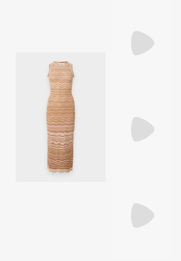 Robe longue en maille sans manches avec des rayures ondulées aux tons terreux beige, marron et rose clair, avec un col rond.; Sandale en cuir marron avec bride avant tissée, deux fines brides de cheville avec boucle, talon bloc bas et bout carré.; Sac à main beige tissé avec corps arrondi, fermeture éclair et une sangle courte et épaisse dans un style crochet simple et texturé.; Boucles d'oreilles en or en forme de d'anneaux lisses et courbés avec une finition polie. Équipées d'un mécanisme de fermeture et de légères indentations pour le détail.