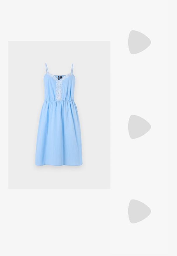 Hele sinine puuvillane su Dresses pikkade reguleeritavate õhukeste rihmadega, V-kaelusega ja valgetest pitsdetailidest esiosal, kogutud taljesse.; Must musta slingback kingad terava ninaga, õrna läikega ja reguleeritava ankle strapiga. Lame konts ja pruun sisetald.; Mustast nahast ümmarguse kujuga käekott, kaunistatud hõbedaste naeladega, lühikese sangaga. Sile tekstuur ja tõmblukuga sulgemine.; Hõbedast tähekujulised rõngaskõrvarõngad, millel on sile ja poleeritud viimistlus, tavalise valge taustaga.