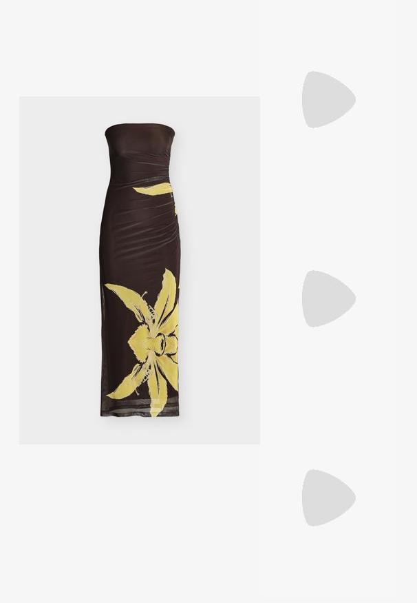 Robe longue noire bustier froncée avec un grand imprimé floral jaune sur la moitié inférieure et un ourlet légèrement transparent.; Mule noire à bout pointu, talon stiletto bas et finition lisse et élégante, vue de profil sur fond blanc.; Sac à main en cuir marron avec un design froncé, une bandoulière en chaîne dorée et une finition douce et texturée. Sa forme compacte est idéale pour une utilisation en soirée.; Paire de boucles d'oreilles créoles doubles en or brillant avec attaches à tige sur fond blanc.
