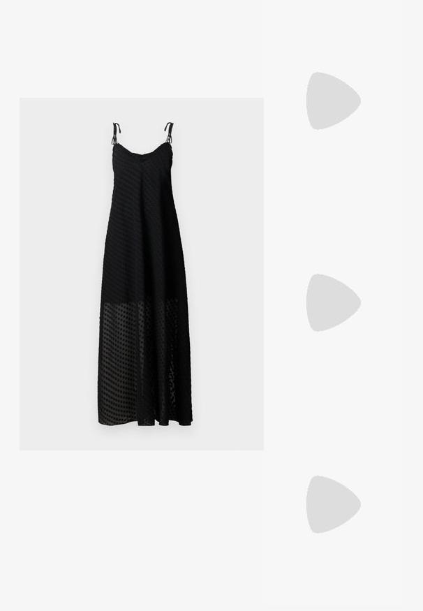 Vestido maxi negro con tirantes finos, que presenta un patrón de lunares texturizado y un panel inferior transparente. Tela ligera, ajuste holgado.; Sandalia negra de tacón alto con correa en el tobillo, parece suspendida sobre un suelo de baldosas de madera al aire libre, con un fondo difuminado de vegetación y piedra.; Bolso rectangular negro con asas dobles redondeadas, cremallera dorada y logo "HUGO" en relieve en el frente con etiqueta de cuero adjunta.; Par de pendientes de aro en tono dorado con pequeño detalle de aro en tono plateado en cada uno, expuestos sobre un fondo gris claro.