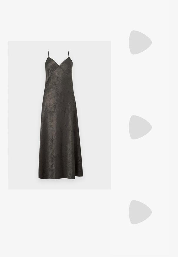 Robe maxi en satin noir froissé avec des fines bretelles spaghetti et un décolleté en V avec des panneaux avant superposés.; Chaussure slingback en cuir verni noir à bout pointu avec bride en T et petit talon bloc incliné sur fond blanc.; Porte-monnaie en cuir noir avec texture froncée, cadre en métal argenté, fermeture à verrouillage kiss-lock et bandoulière en chaîne. Surface lisse et douce.; Boucles d'oreilles en clip argentées avec un design en spirale, présentant une texture métallique lisse et des formes arrondies. Pas d'embellissements ou de motifs visibles.