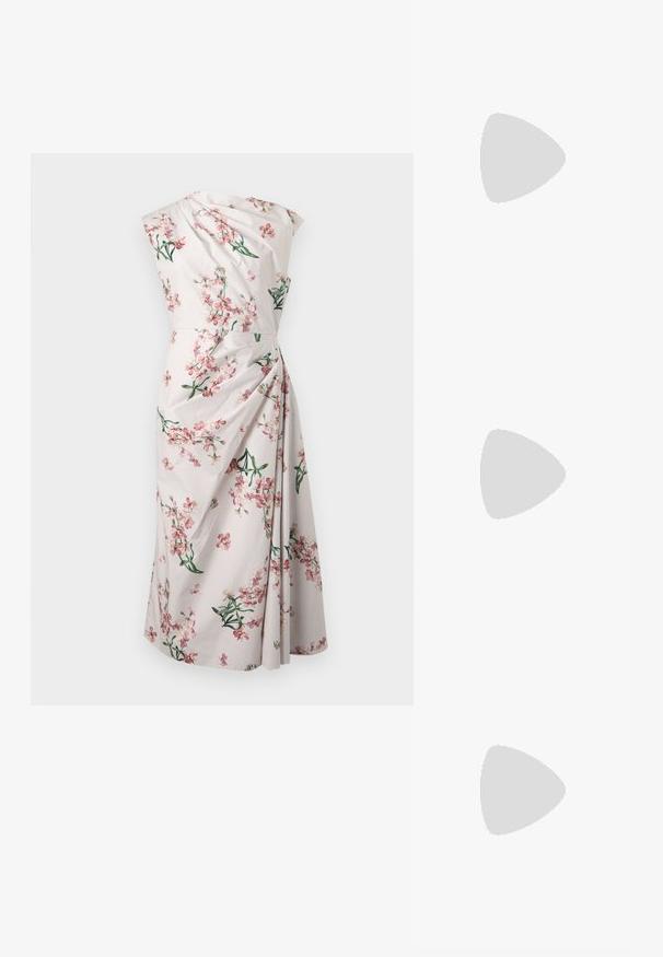 Λευκό μίντι φόρεμα χωρίς μανίκια με ροζ floral μοτίβο και ρεβέρ που μαζεύει στη μία πλευρά.; Γυμνά σανδάλια από πατενταρισμένο δέρμα με τακούνι, τετράγωνη μύτη, λουράκι στον αστράγαλο και παχύ χοντρό τακούνι. Απαλή υφή και ελάχιστες λεπτομέρειες σχεδίασης.; Ανοιχτόχρωμο δερμάτινο πορτοφόλι χειρός με δομημένο πάνω πλαίσιο και λουράκι για το χέρι, εμφανίζεται μπροστά σε απλό ανοιχτό φόντο.; Χρυσά σκουλαρίκια κρίκοι με κρεμαστά λευκά μαργαριτάρια περιβαλλόμενα από χρυσό και μικρά διάφανα κρύσταλλα σε απλό φωτεινό φόντο.