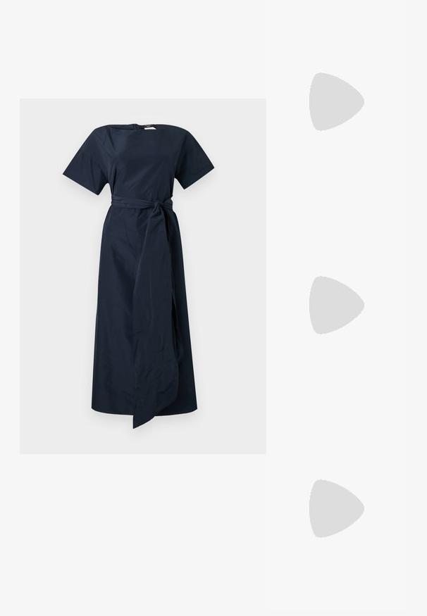 Robe midi bleu marine avec manches courtes et encolure bateau, avec une ceinture en tissu nouée à la taille.; Chaussure beige à bouts pointus avec bride arrière, talon kitten bas et fin, et nœud décoratif sur la tige.; Sac à main en cuir souple beige avec un fermoir en métal argenté, une bandoulière simple et une bandoulière chaîne optionnelle sur fond blanc.; Boucles d'oreilles en or en forme de d'anneaux lisses et courbés avec une finition polie. Équipées d'un mécanisme de fermeture et de légères indentations pour le détail.