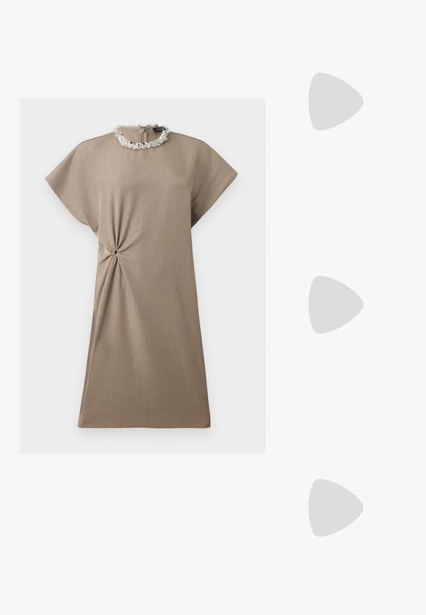 Vestido taupe hasta la rodilla con mangas cortas, detalle de nudo lateral y escote redondo adornado con lentejuelas plateadas.; Zapato slingback beige de punta picuda con tacón bajo tipo kitten y hebilla lateral ajustable sobre un fondo blanco liso.; Pequeño bolso de mano rosa suave con marco metálico plateado y cierre redondo, reposando sobre una superficie plana y clara con la correa de muñeca doblada al frente.; Dos pendientes de plata curvados, uno más grande que el otro, ambos adornados con pequeños cristales brillantes a lo largo de un borde.