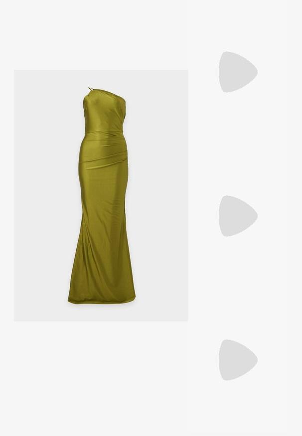 Longue robe en satin vert olive à encolure asymétrique, taille cintrée et subtil détail drapé, présentée sur un fond uni.; Sandale à talons hauts dorée avec une finition métallique brillante, sangle nude texturée et fine sangle de cheville sécurisée par une boucle. Design à bout ouvert.; Pochette en or métallique avec une forme rectangulaire élégante, présentant un design d'enveloppe et une chaîne en or détachable.; Boucles d'oreilles pendantes dorées présentant un design en grappe avec des cristaux clairs ronds et en forme de goutte, mettant en valeur des détails élaborés.