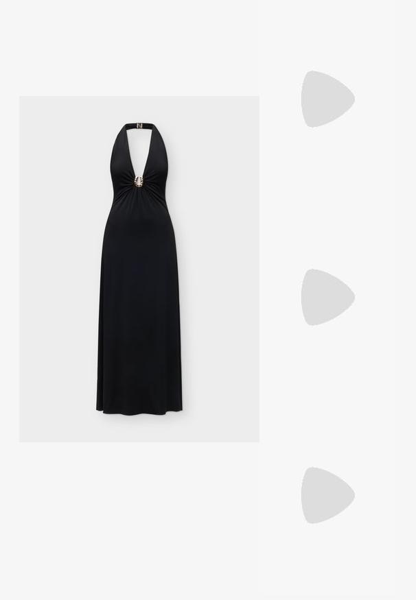 Robe maxi noire à col halter avec un profond décolleté en V et un anneau décoratif doré au centre devant.; Sandale noire à lanières avec un bout carré et un petit talon bloc. Elle présente plusieurs fines lanières et une sangle de cheville ajustable. Fabriquée en cuir lisse.; Pochette en cuir noir avec texture de lézard, garniture triangulaire dorée sur le rabat et bracelet de poignet sur le côté gauche, sur fond blanc uni.; Boucles d’oreilles pendantes ton or avec trois segments irréguliers, lisses et arrondis empilés verticalement sur un fond clair uni.