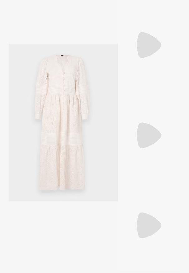 Hvid, langærmet kjole med knaplukning, struktureret materiale med broderede mønstre og en tiered nederdel.; Brun sandal med hæl med mesh-rem og tæst design, med blokhæl og syet sål, vist i profil mod hvid baggrund.; Beige håndtaske med glat lædertekstur. Rund form, to lange håndtag og en gulddetalje på lynlåsen.; Calvin Klein SPIRAL - Armbånd - silver-coloured