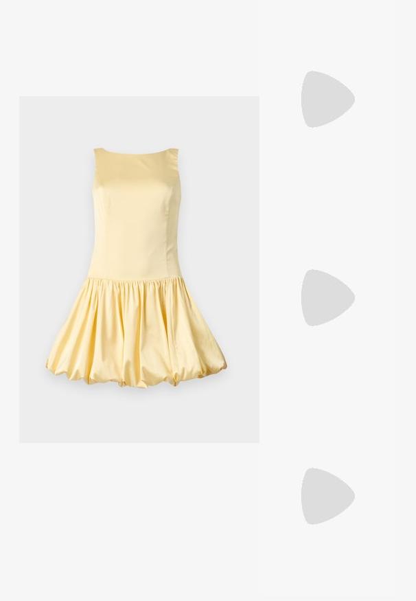 Robe sans manches jaune en tissu lisse, présentant un corsage ajusté et une jupe évasée froncée pour une forme de ballon.; Escarpins slingback en cuir verni noir avec bout pointu, texture crocodile, accents de boucles dorées et talon bas.; Sac à main en cuir noir de forme arrondie, décoré de clous argentés et équipé d'une poignée courte. Texture lisse et fermeture éclair.; Paire de boucles d’oreilles créoles en forme de cœur argentées brillantes avec petits détails de serrure sur un fond clair uni.