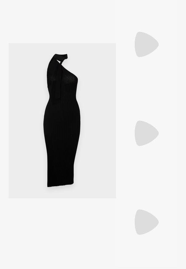 Vestido negro de canalé con un diseño de un solo hombro. Presenta una silueta ajustada y un dobladillo a la altura de la rodilla. Hecho de un tejido elástico.; Bota negra de cuero hasta la rodilla con punta afilada y un pequeño tacón. Presenta un cinturón en la parte superior con una hebilla plateada. Textura suave.; Bolso de tela negra suave con parte superior fruncida y asas redondeadas anudadas en la base, sobre un fondo claro y liso.; Pendientes de aro plateados en forma de estrella con un acabado liso y pulido sobre un fondo blanco liso.