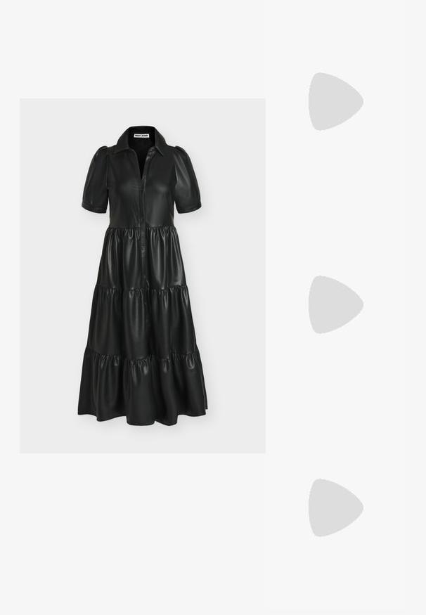 Robe midi noire en similicuir avec manches courtes bouffantes, boutonnage sur le devant, jupe à volants et col pointu.; Talons en cuir verni noir avec un bout pointu, des sangles de cheville ajustables et un talon fin. Texture lisse avec une finition brillante.; Sac à main noir en cuir plissé avec poignée courte et bandoulière large en tissu détachable sur fond blanc.; Boucles d'oreilles en argent avec une finition polie et un branding DKNY, présentées sur un fond blanc uni.