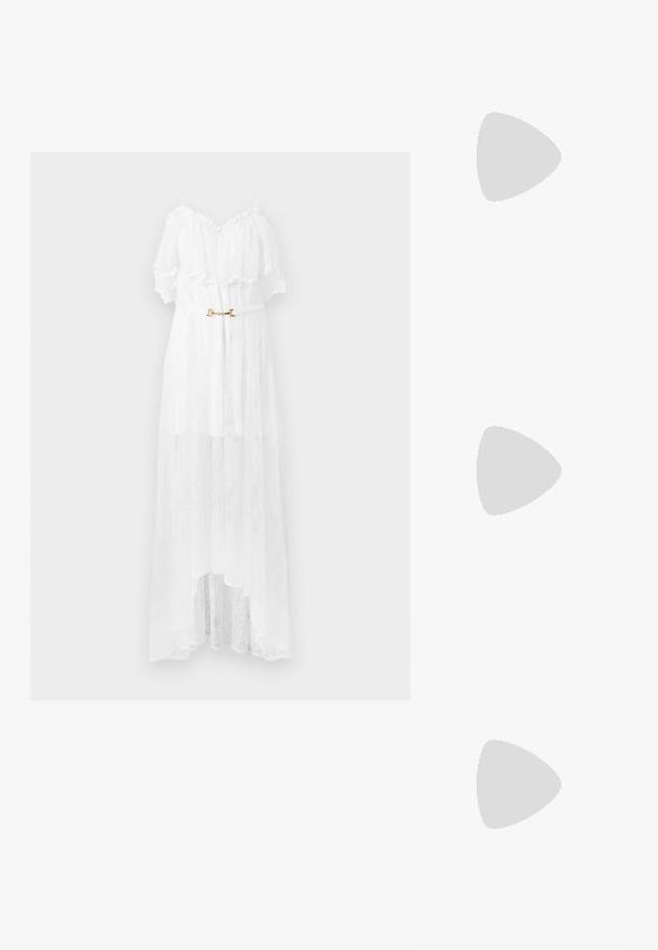 Robe blanche en dentelle épaules dénudées avec des volants, une ceinture à boucle dorée et un ourlet asymétrique.; Sandale à talons hauts en cuir verni noir avec une fine bride de cheville et une boucle, orteil ouvert et talon aiguille mince sur fond blanc.; Sac à main en cuir noir avec un design plissé, une sangle unique, un cadre métallique argenté et deux grandes fermoirs ronds en argent.; Paire de boucles d'oreilles en métal argenté avec un design en cage à fil ouvert et des formes ovales centrales lisses projetant des ombres courbes sur un fond blanc.