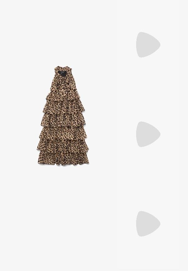 Ærmeløs maxi-kjole i lag med leopardmønster og en sløjfe bundet ved halsudskæringen, lagt fladt på en hvid baggrund.; Sorte hælede sandaler med firkantet tå, der har tre snoede stropper på overdelen og en kraftig firkantet hæl. Glat, skinnende materiale.; Guldmetal taske med en glat, shiny overflade. Har et knyttet håndtag og en rund, blød form. Lynlåslukning langs toppen.; Øreringe i guldfarve med dråbeform og tre uregelmæssige, glatte, afrundede segmenter stablet lodret på en enkelt lys baggrund.