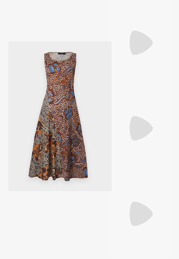 Robe sans manches en ligne A avec motifs floraux et abstraits mélangés dans des tons marron, bleu, blanc et noir.; Sandale en cuir marron avec bride avant tissée, deux fines brides de cheville avec boucle, talon bloc bas et bout carré.; Sac cabas tissé marron foncé avec deux poignées et un détail boucle circulaire dorée au centre sur fond uni.; Boucles d'oreilles en or en forme rectangulaire irrégulière, avec une texture lisse et un éclat subtil. Design simple sans embellissements.