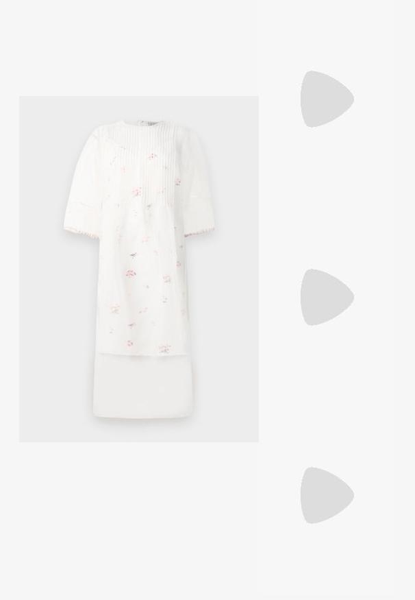 Robe blanche avec de courtes manches bouffantes, ornée de plis verticaux et de petits motifs floraux roses. Fabriquée en tissu léger avec un design superposé.; Chaussure slingback couleur crème à bout pointu avec un petit talon bas incurvé et une bride réglable à boucle.; Sac à main blanc avec bandoulière en chaîne, orné d'appliqués floraux 3D avec des clous métalliques au centre et une bandoulière amovible en cuir.; Boucles d'oreilles dorées avec un sommet en forme de soleil et une grosse perle blanche pendante. Présentent une texture lisse et une finition brillante.
