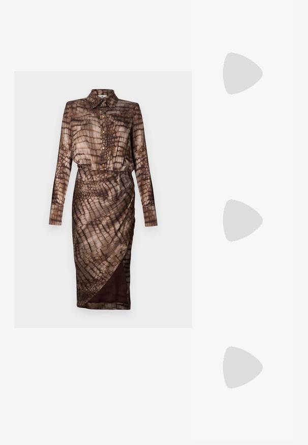 Robe marron à manches longues avec imprimé serpent, boutons dorés, col et jupe portefeuille avec fente frontale sur fond blanc.; Escarpins à brides arrière en cuir verni noir, à bout pointu, avec un petit talon carré et une sangle de cheville ajustable dotée d'une boucle dorée.; Sac à main en cuir brillant marron foncé avec un emblème en forme d'aile dorée, détail de chaîne dorée et une fine bandoulière en cuir sur un fond uni.; Boucles d'oreilles créoles en or avec pendentifs en forme de cœur. Chaque cœur présente une surface texturée et une pierre précieuse noire centrale sertie de griffes.